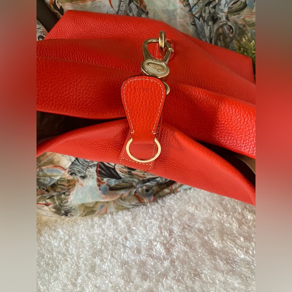 Like New Dooney & Bourke Large Genuine Leather red hobo bag logo lock keychain - Picture 12 of 17